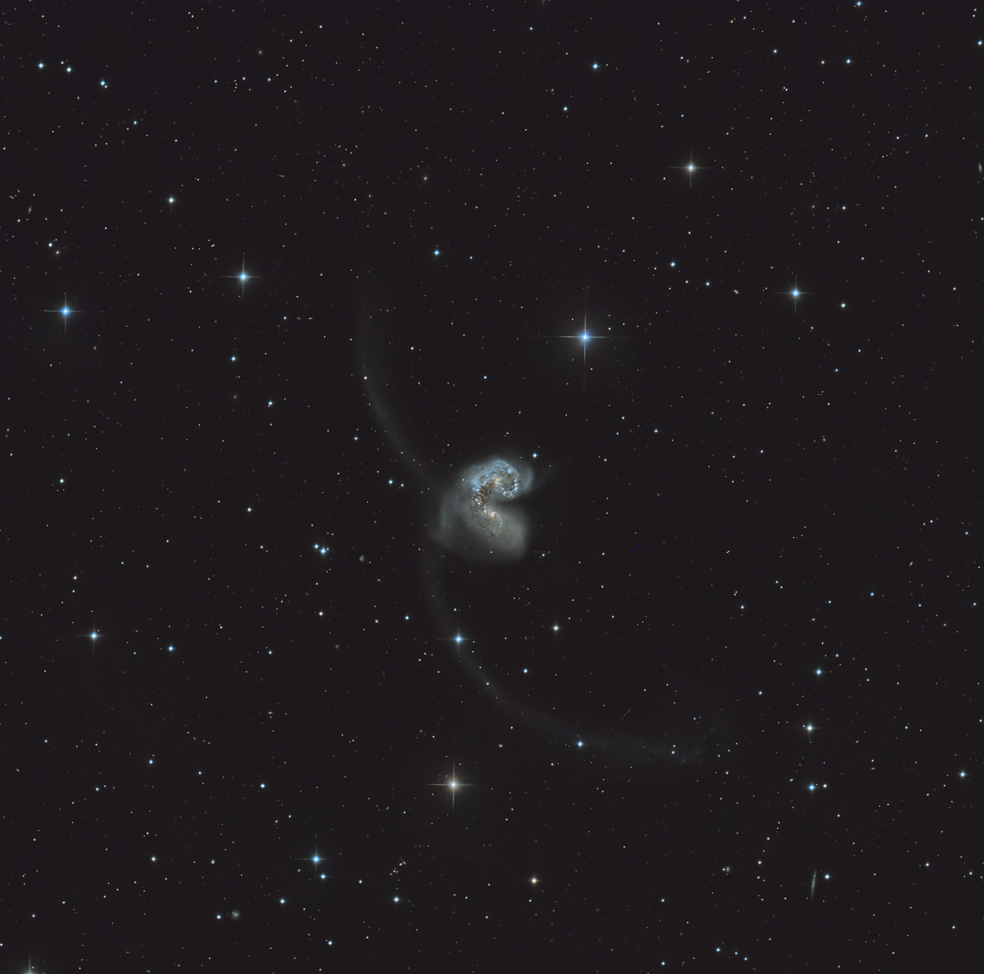 Die Antennen-Galaxien bilden ein Paar stark miteinander wechselwirkender Galaxien im Sternbild Rabe südlich des Himmelsäquators.